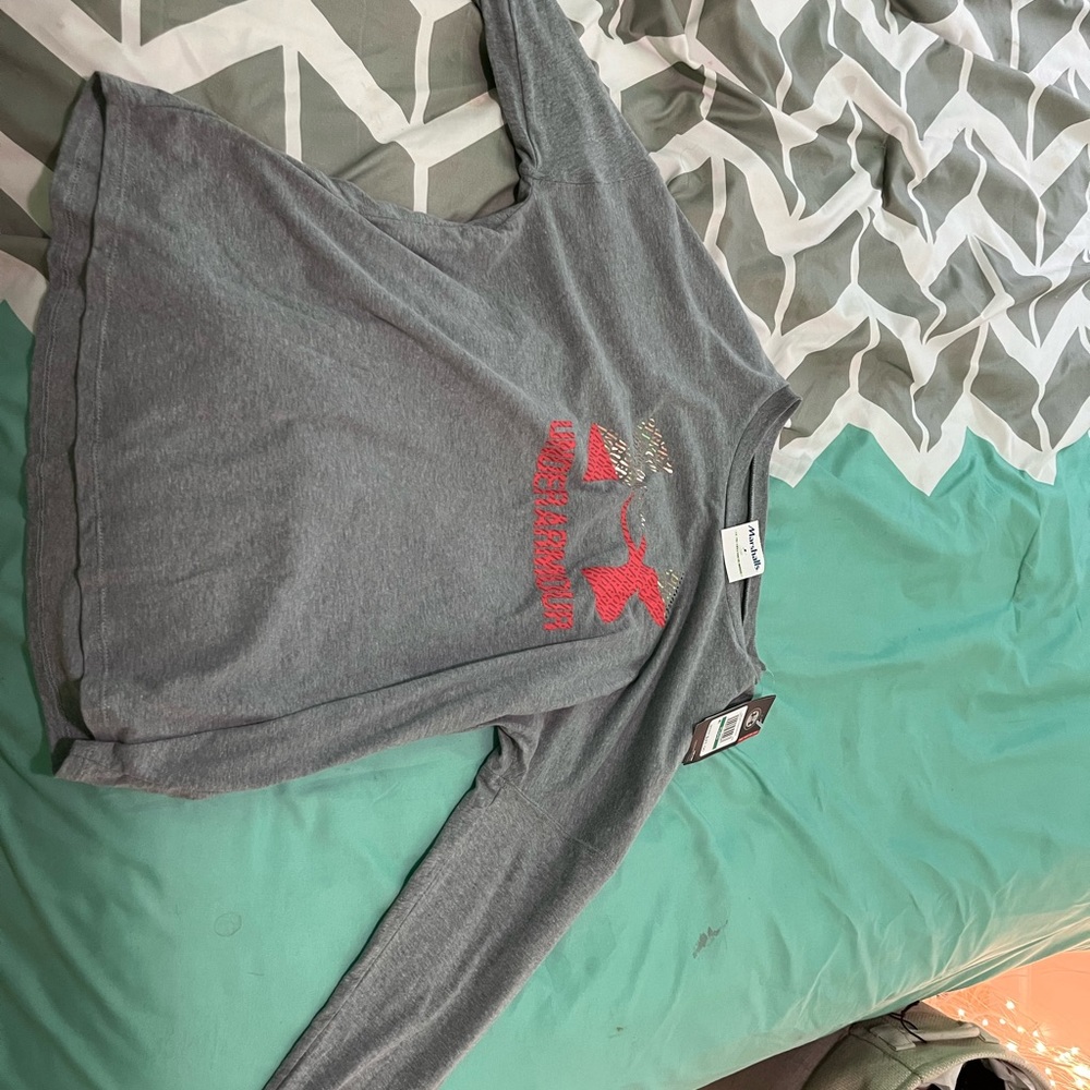 !! NO RETURNS !! - Under Armour Long sleeve